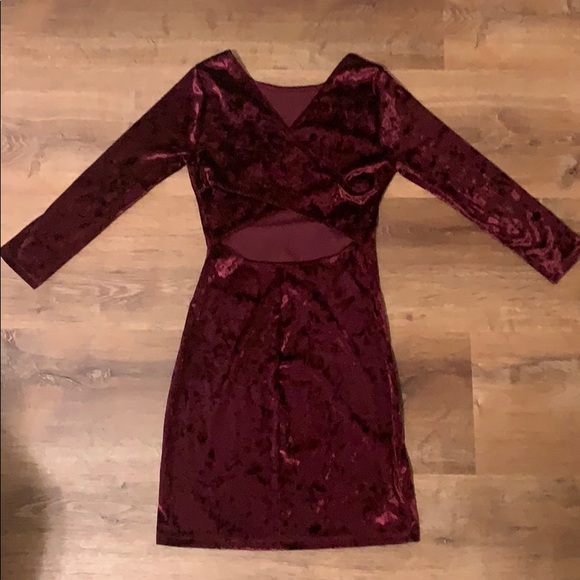 Crushed red velvet fitted dress - Picture 2 of 4